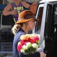 Pregnant Hilary Duff receives flowers from a paparazzo